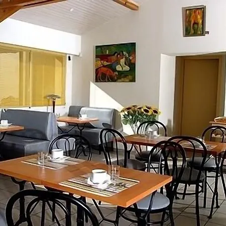 מלון Logis Le Relais 2*